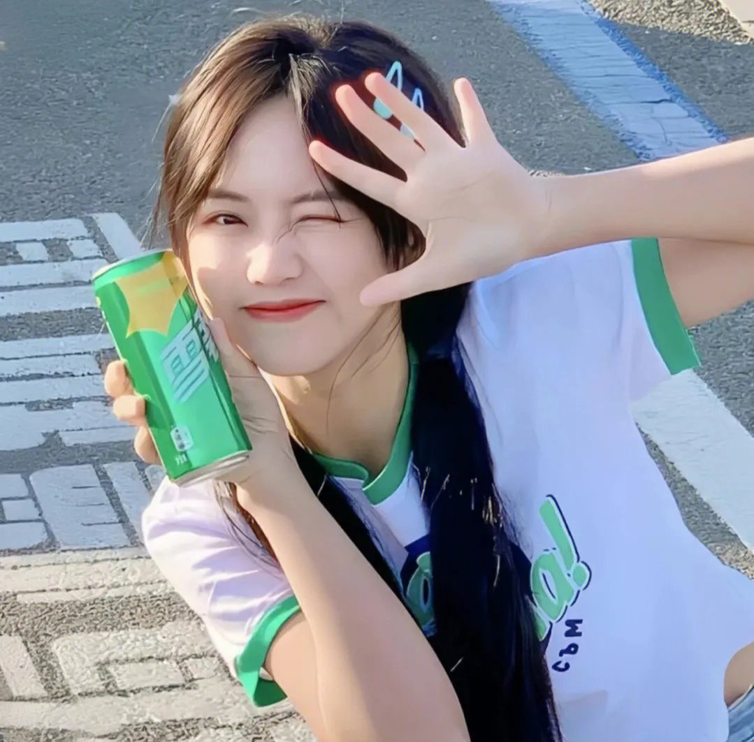 走进酒吧的女孩